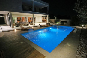 Sun gardens luxury apartment with xxl heated pool